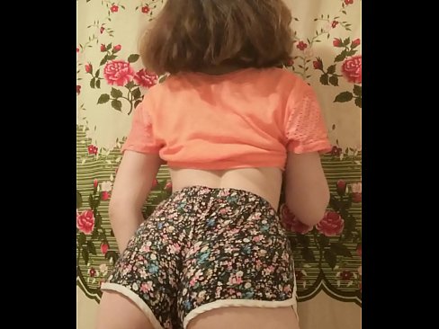 ❤️ Kynþokkafull ung stúlka klæðir sig í stuttbuxurnar á myndavélinni ❤ Gæðaklám á klám is.rexporn-com.ru ❌❤